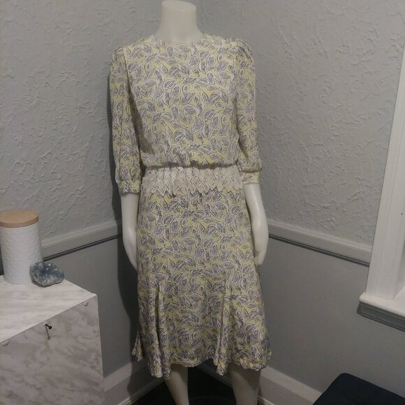 Vintage Dress with Lace around the waist- yellow with abstract leaf patttern - Picture 6 of 9